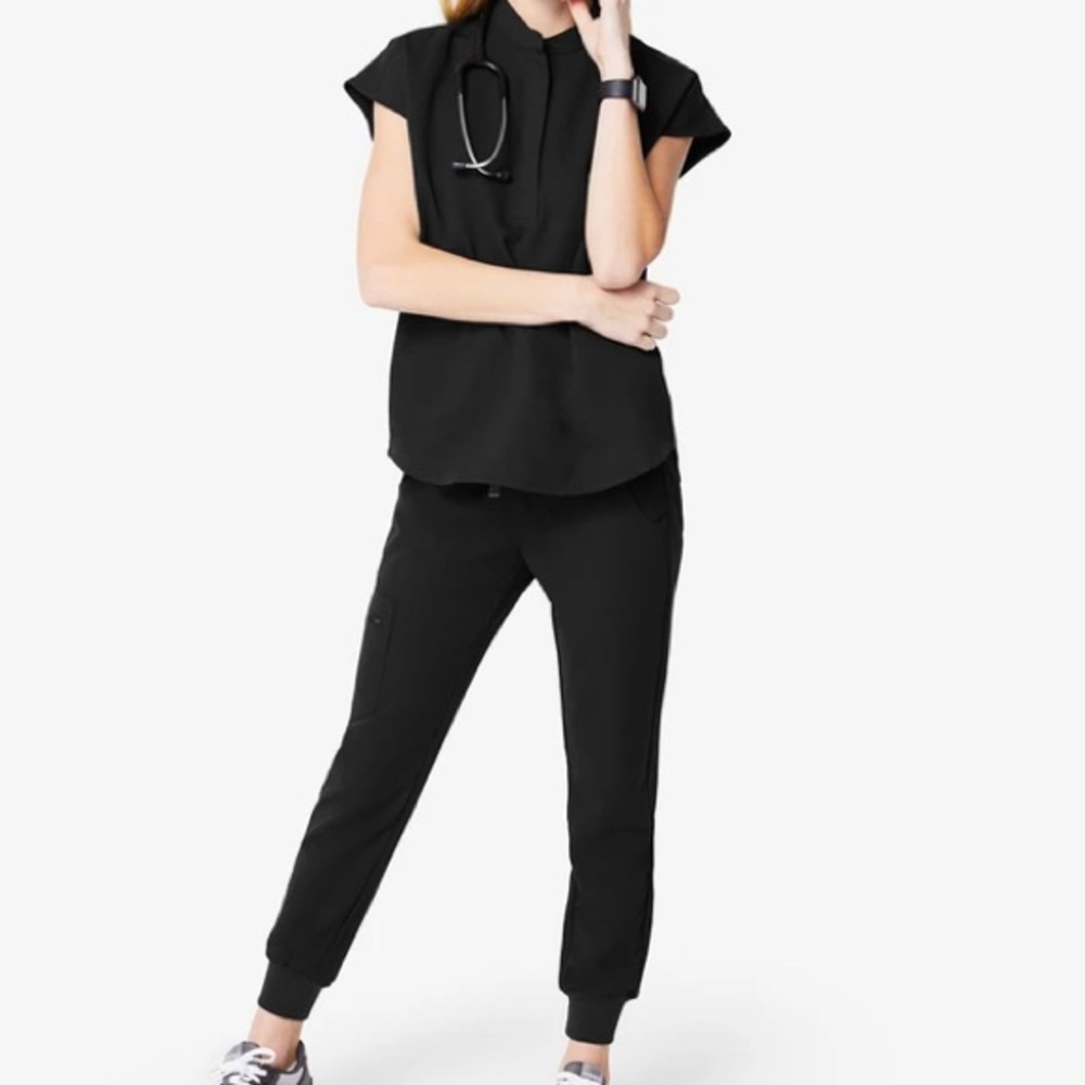 Figs black Rafael top/Zamora jogger scrub bottoms